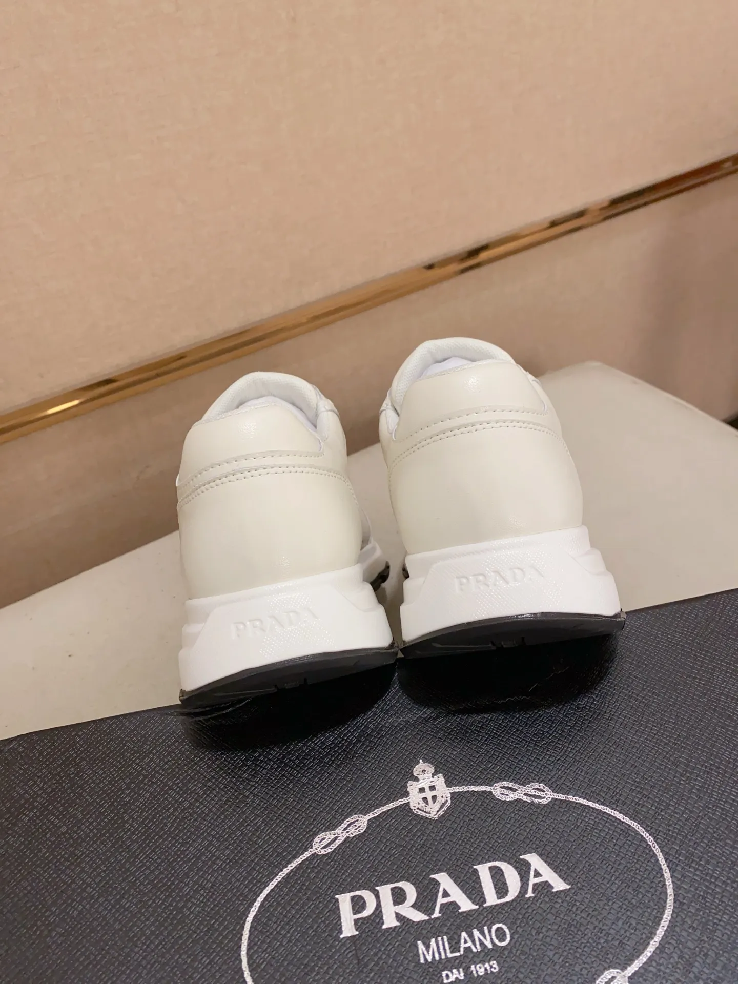 Men's shoes 💰: 500💰 [Prada～Prada] Trendy new styles are on the market. Same style as the official website. Counter quality. Original matching. [Strong] [Strong] Selected first-layer cowhide fabric. Comfortable and breathable sheepskin lining, fine workmanship, upper layer made of 100% pure cowhide, original last shape, comfortable on the feet, shoe sizes 38 to 44